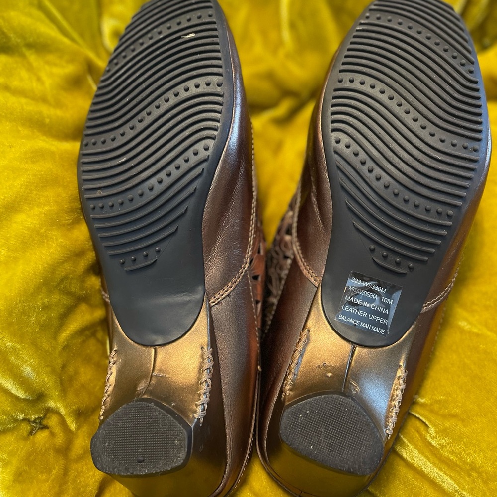 White Mountain Bronze Floral Cutout Deeka Mules - Picture 4 of 5